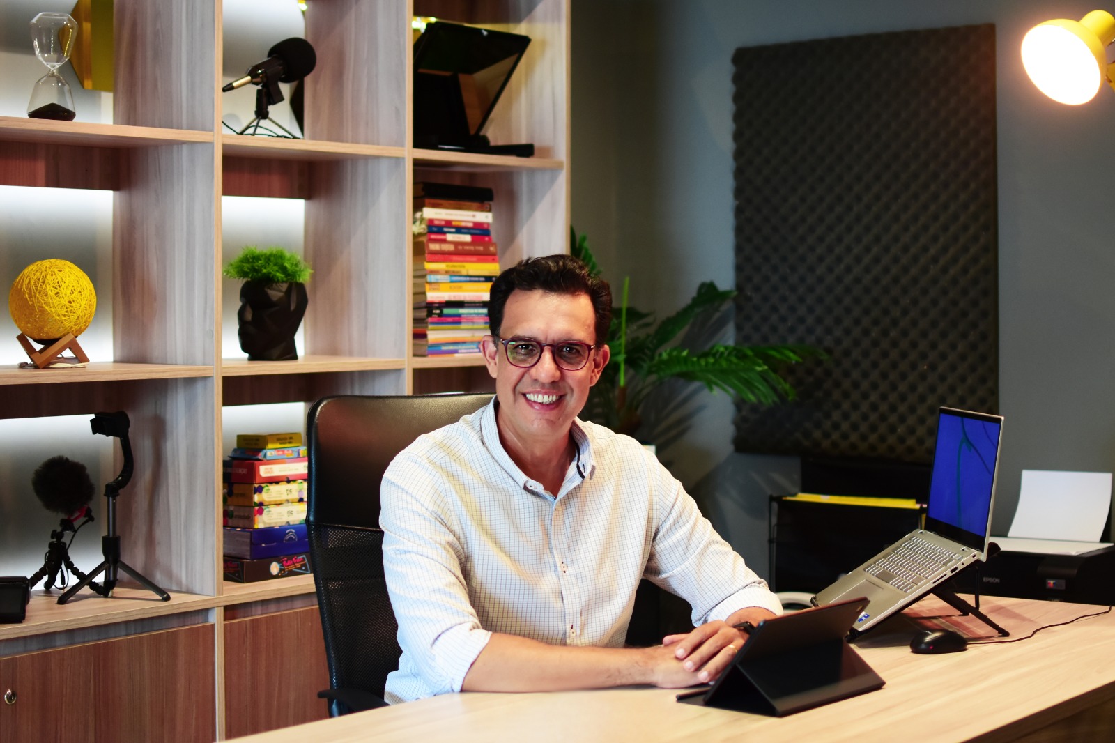 Luciano Toledo em seu escritório